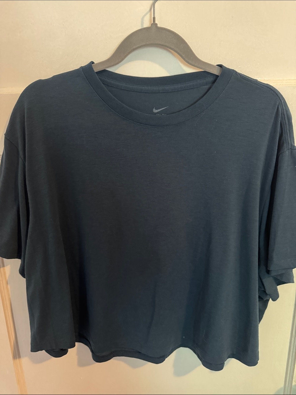 Nike women’s teal Cropped Crewneck Tee